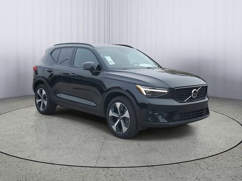 Certified 2026 Volvo XC40 B4 Plus w/ Protection Package Premier image 2