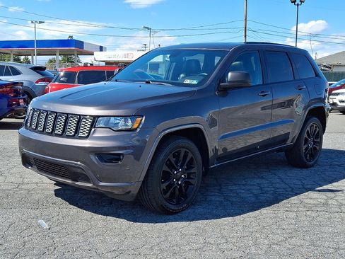 Used 2019 Jeep Grand Cherokee Altitude AWD/4WD image 3