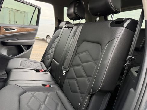 Used 2025 Volkswagen Atlas SE AWD/4WD image 30