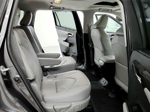 Used 2023 Toyota Highlander Limited image 18