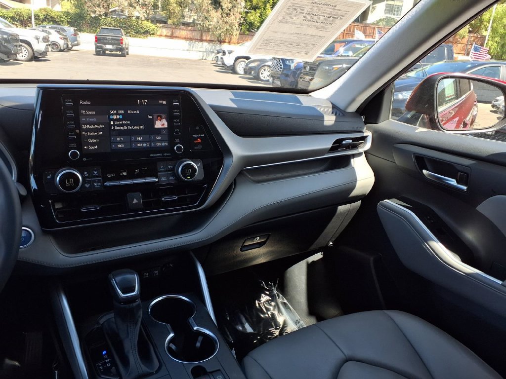 Certified 2021 Toyota Highlander XLE AWD/4WD image 32