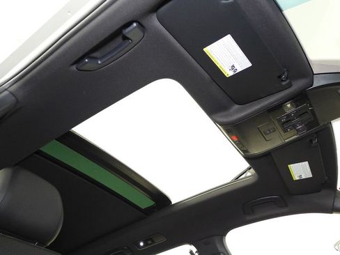 Certified 2023 Volkswagen Tiguan SE R-Line FWD image 18