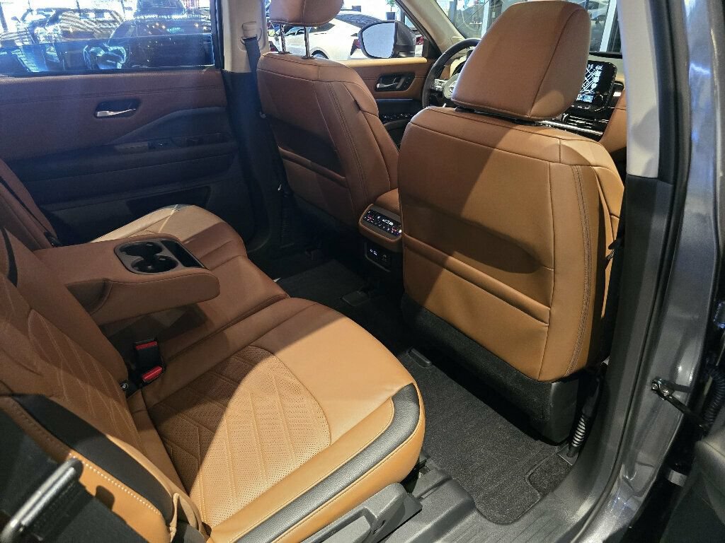 Used 2025 Nissan Pathfinder Platinum w/ Cargo Package AWD/4WD image 26