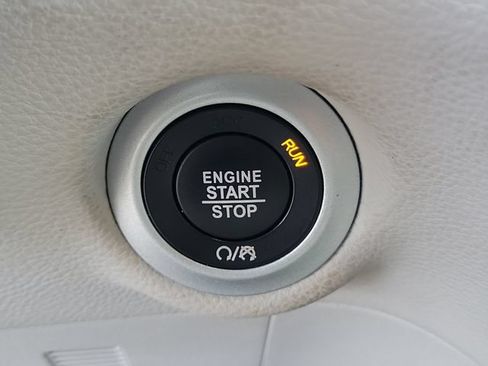 Used 2021 Chrysler Pacifica Touring-L FWD image 29