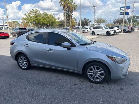 Used 2017 Toyota Yaris iA image 3