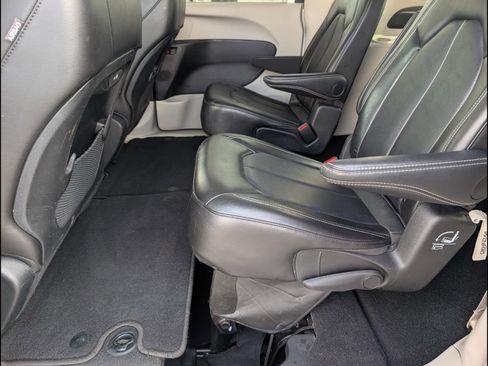 Used 2024 Chrysler Pacifica Touring-L FWD image 12