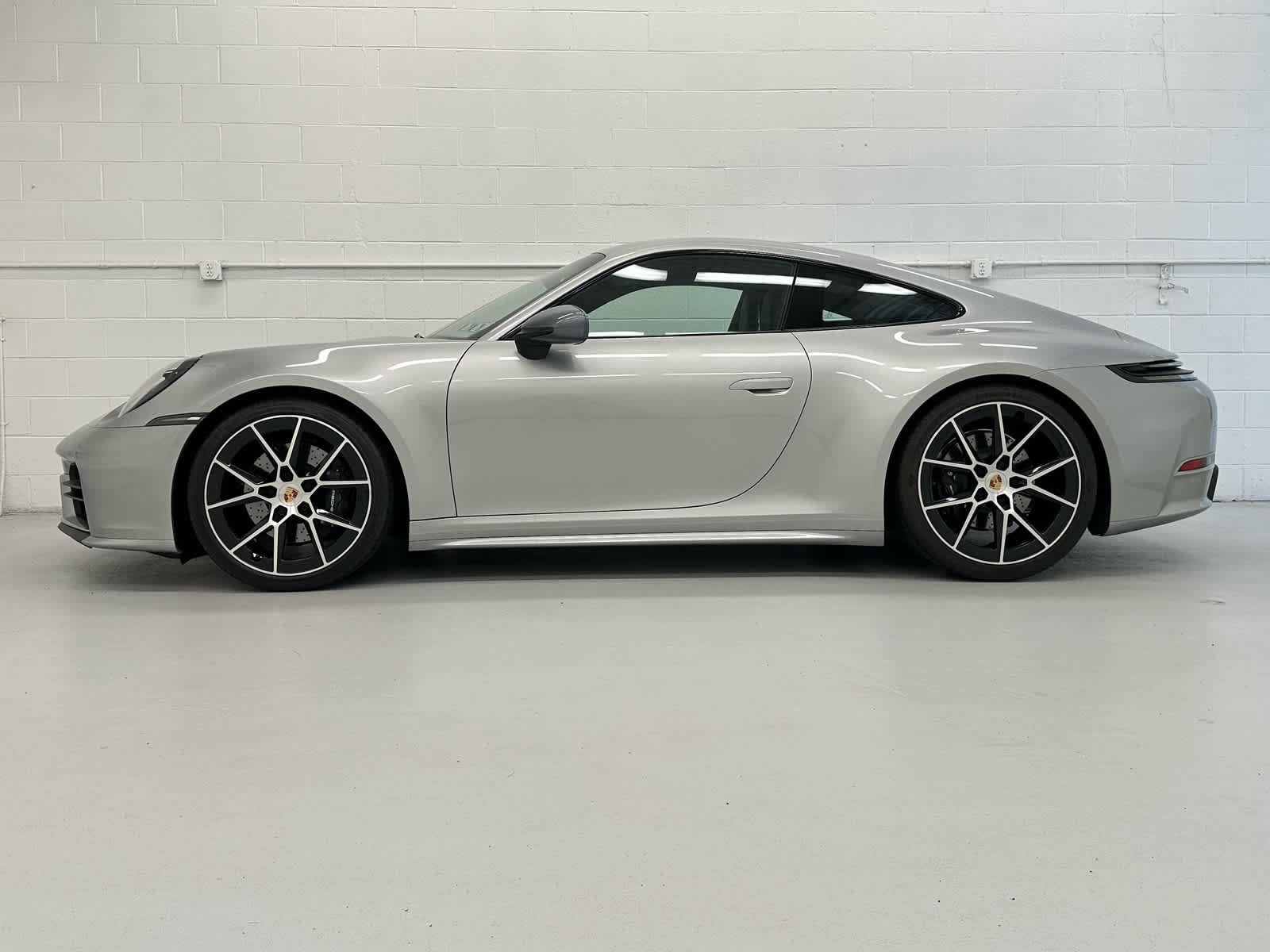 Used 2025 Porsche 911 Carrera T RWD image 3