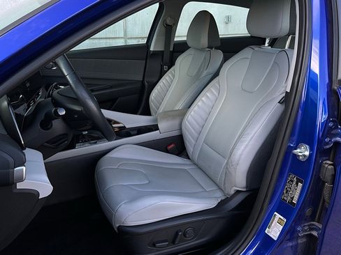 Used 2025 Hyundai Elantra Limited image 10