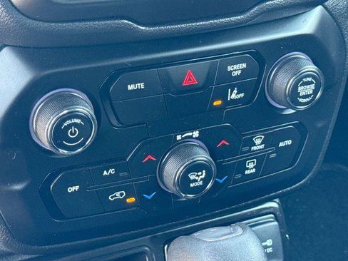 Used 2021 Jeep Renegade Latitude FWD image 17