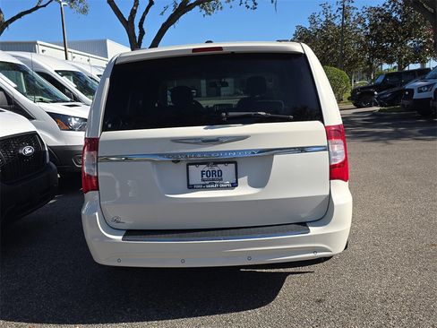 Used 2012 Chrysler Town & Country Touring-L w/ Premium Group image 5