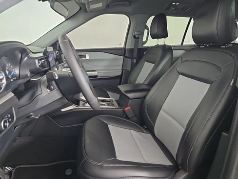 Used 2024 Ford Explorer XLT w/ Equipment Group 202A RWD image 8