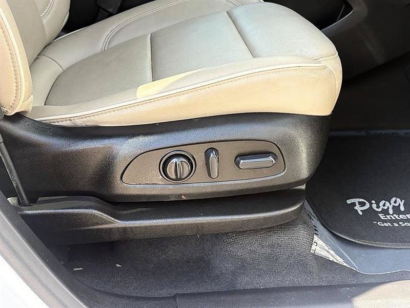 Used 2023 Chevrolet Traverse Premier FWD image 38