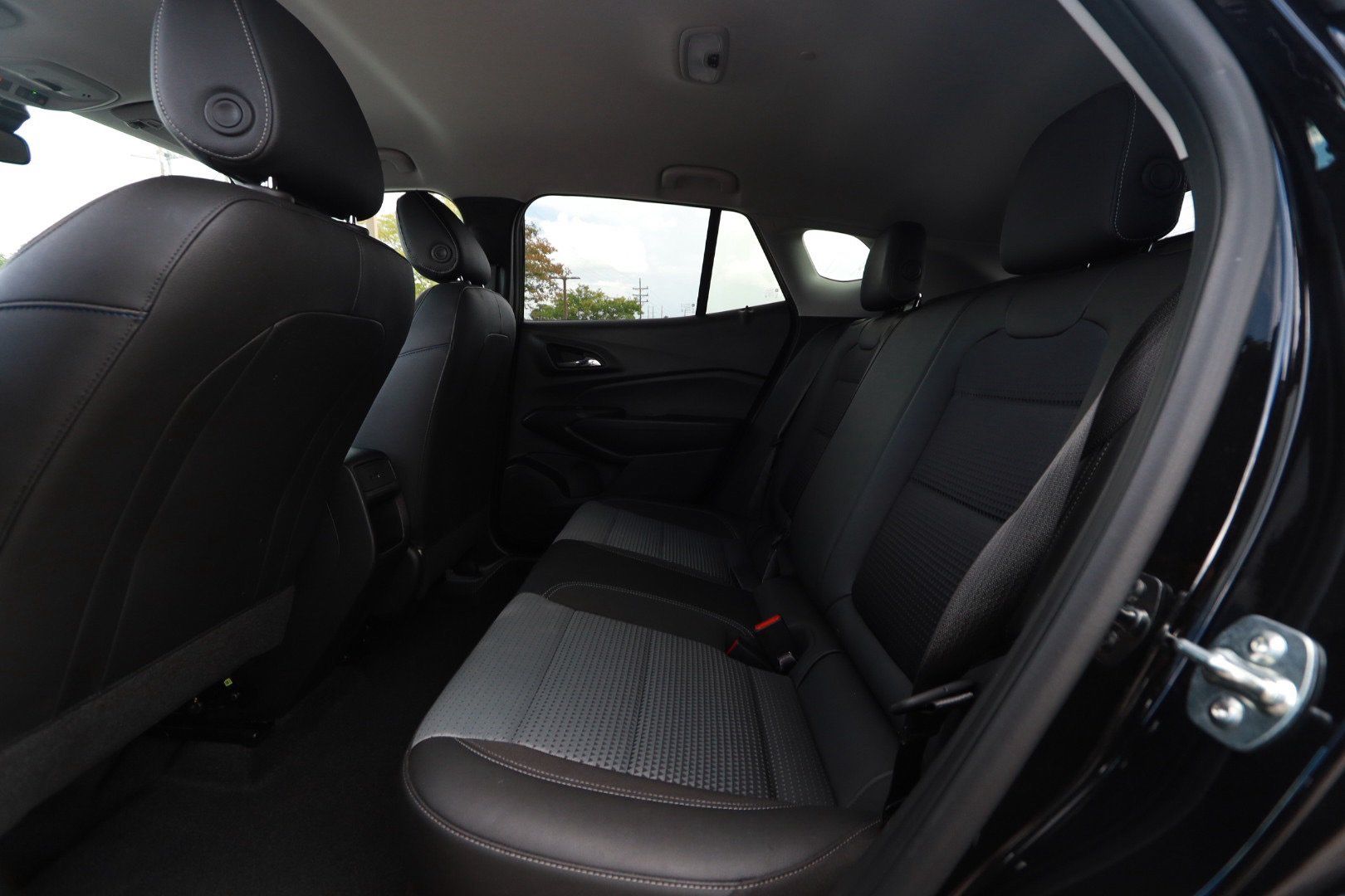 Used 2025 Chevrolet Trax LT w/ LT Convenience Package FWD image 22