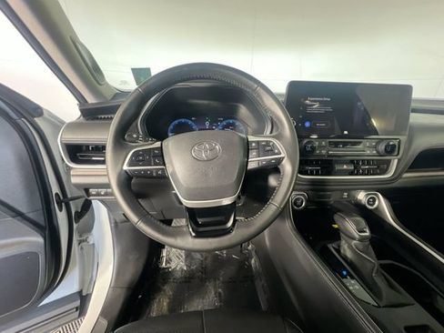 Used 2024 Toyota Grand Highlander AWD image 14