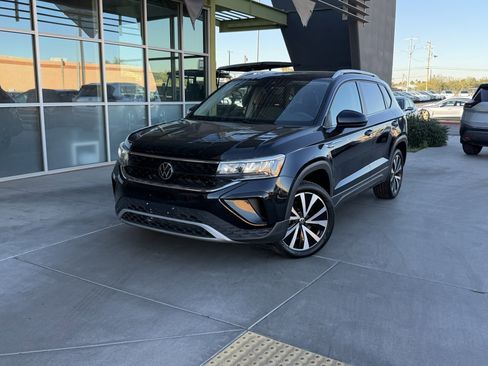 Used 2024 Volkswagen Taos SE w/ Panoramic Sunroof Package image 2