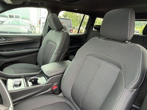 Used 2025 Jeep Grand Cherokee Laredo X w/ Luxury Tech Group I AWD/4WD image 17
