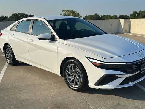Used 2024 Hyundai Elantra SEL FWD image 14