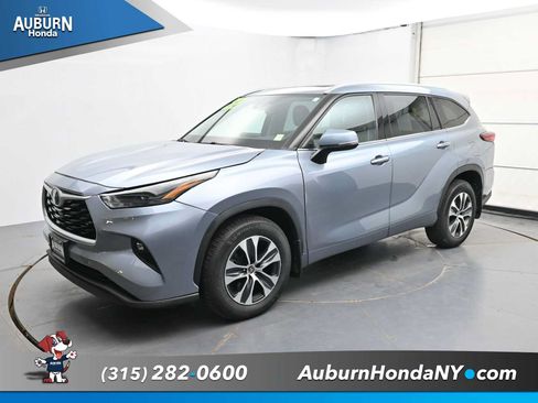 Used 2022 Toyota Highlander XLE AWD/4WD image 2