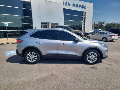 Used 2022 Ford Escape SE image 2