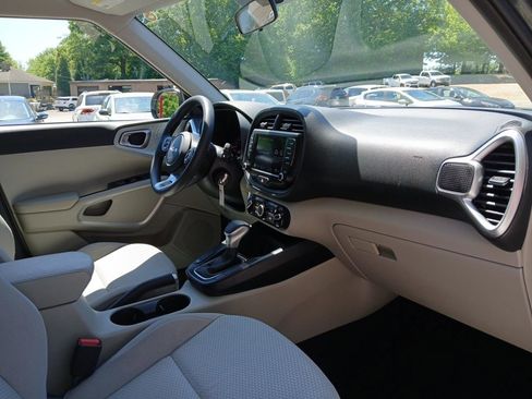 Used 2022 Kia Soul LX FWD image 15