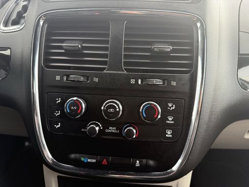 Used 2016 Dodge Grand Caravan SE image 39