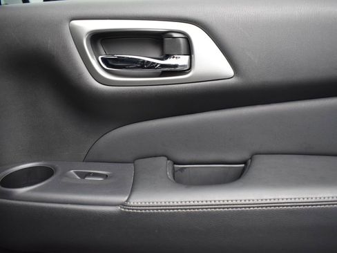 Used 2017 Nissan Pathfinder Platinum w/ Cargo Package image 27