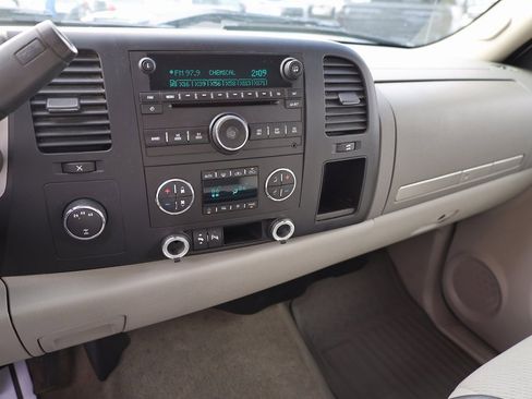 Used 2008 GMC Sierra 2500 SLE w/ Z71 Off-Road Package image 15