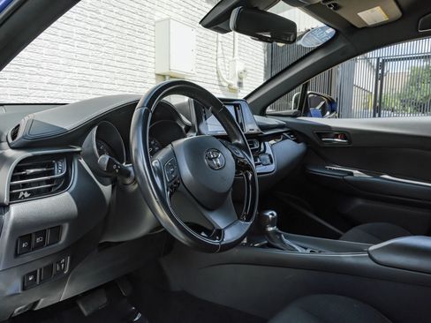 Used 2018 Toyota C-HR XLE image 2