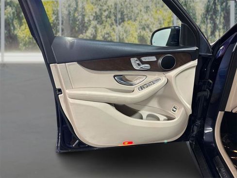 Used 2019 Mercedes-Benz GLC 300 4MATIC image 19