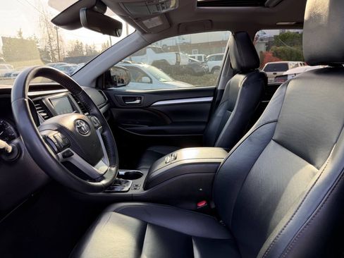 Used 2019 Toyota Highlander XLE AWD/4WD image 31