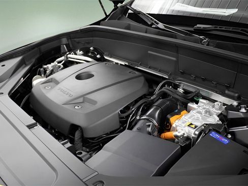 Certified 2025 Volvo XC90 T8 Plus w/ Protection Package Premier image 14