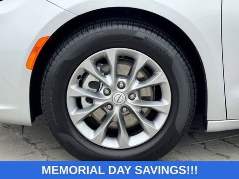 Used 2026 Chrysler Pacifica Limited FWD image 7