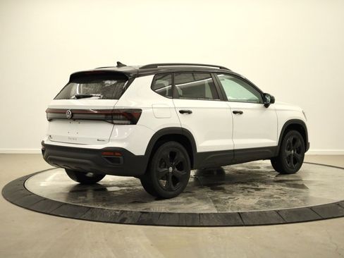 New 2026 Volkswagen Taos SE image 3