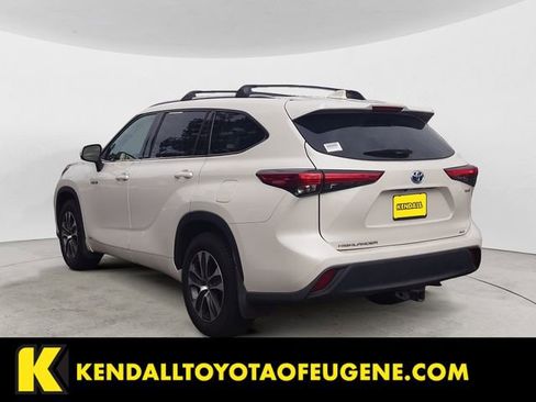 Used 2021 Toyota Highlander XLE image 3