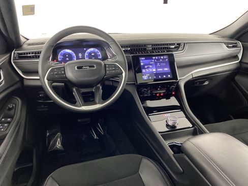 Used 2025 Jeep Grand Cherokee Altitude AWD/4WD image 38