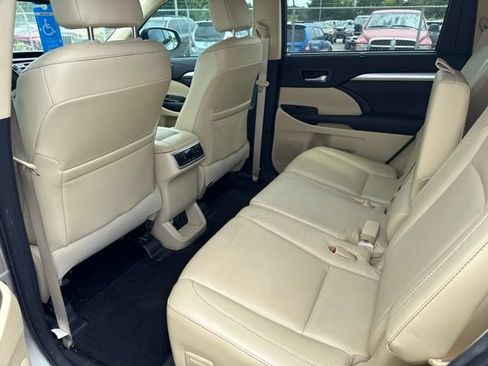 Used 2015 Toyota Highlander XLE FWD image 9