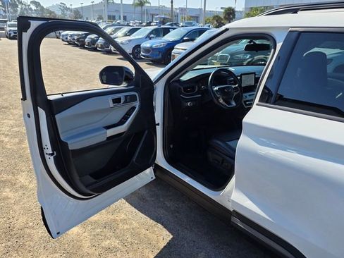 Used 2022 Ford Explorer XLT image 39
