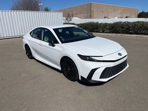 Used 2025 Toyota Camry SE w/ Convenience Package image 1