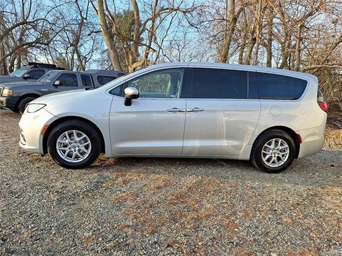 Used 2023 Chrysler Pacifica Touring-L image 8