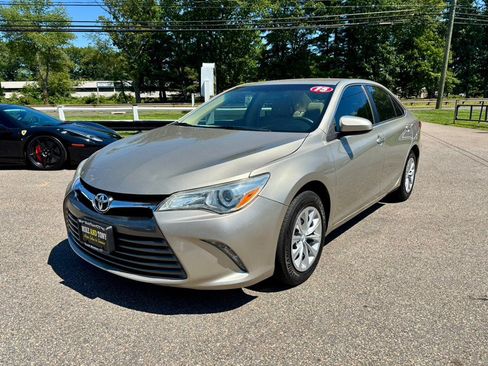 Used 2015 Toyota Camry LE FWD image 1