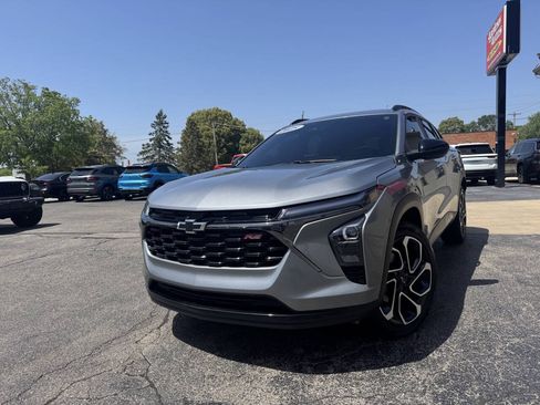 Used 2025 Chevrolet Trax RS w/ Sunroof Package FWD image 2