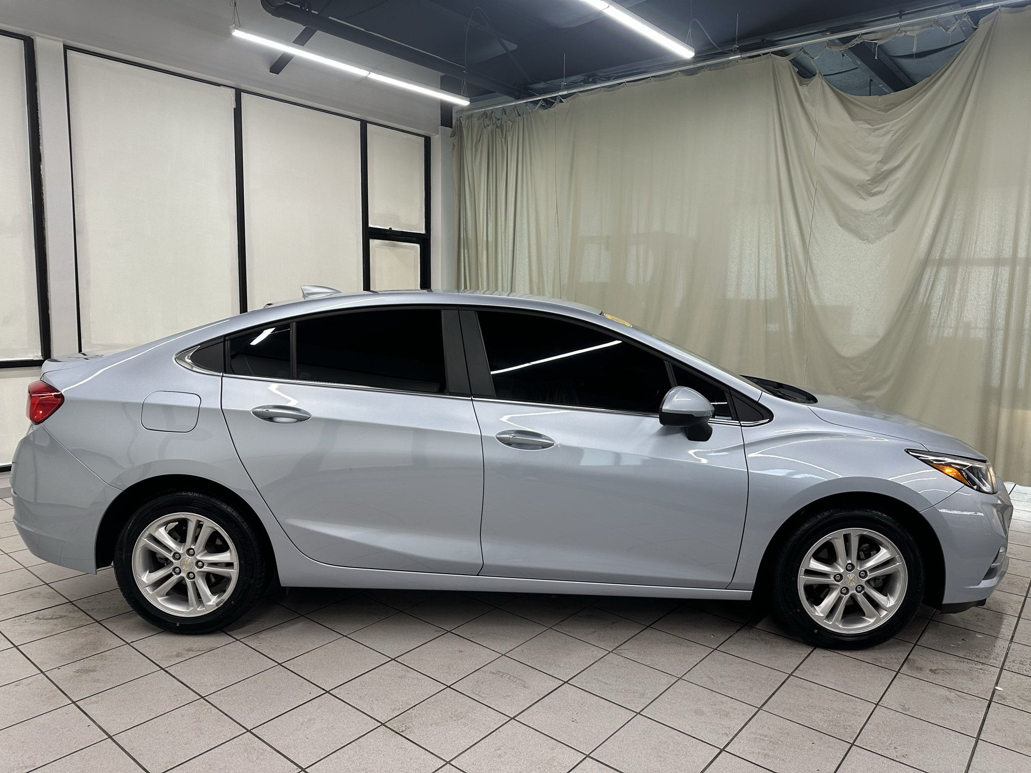 Certified 2018 Chevrolet Cruze LT w/ Convenience Package FWD image 3