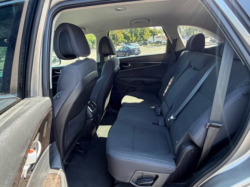 Used 2016 Kia Sorento LX w/ LX Convenience Package AWD/4WD image 16