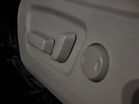 Certified 2018 Toyota Highlander Plus w/ Carpet Mat Package (TMS) image 20