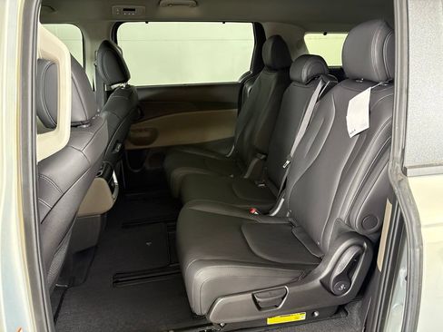 New 2026 Kia Carnival EX FWD image 36