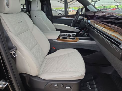 Certified 2026 Cadillac Escalade Platinum Sport w/ LPO, Floor Liner Package AWD/4WD image 29