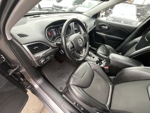 Used 2019 Jeep Cherokee Latitude Plus w/ Comfort/Convenience Group image 9