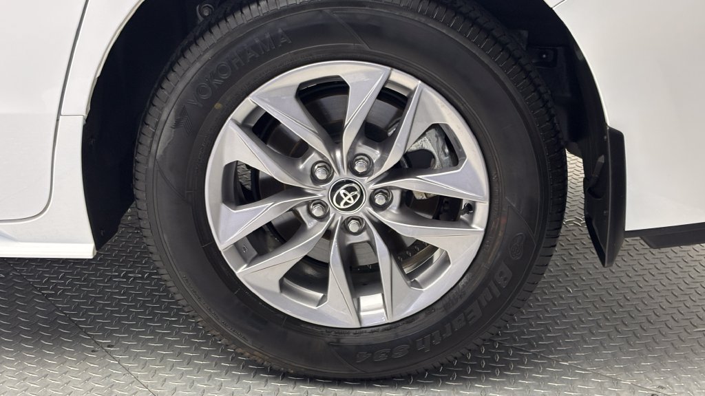 Certified 2026 Toyota Sienna LE FWD image 6