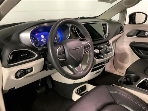 Used 2024 Chrysler Pacifica Touring-L FWD image 14