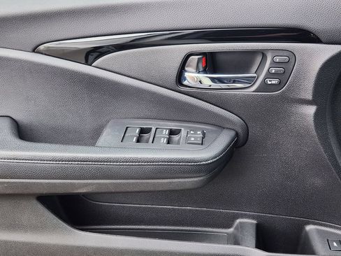 Used 2019 Honda Pilot Touring image 11
